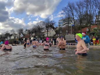 Personen beim Eisbaden
