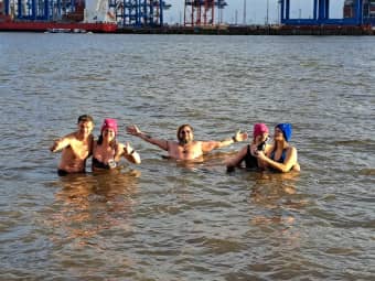 Leute genießen das Kaltbad