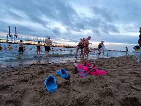 Menschen in Badeklamotte bei winterlichen Temperaturen