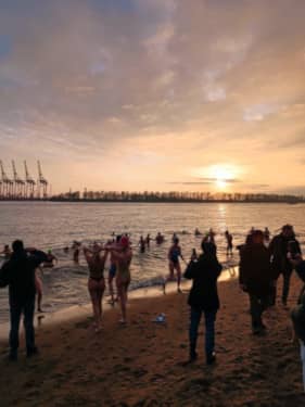 Eisbader bei Sonnenuntergang in Ovelgönne