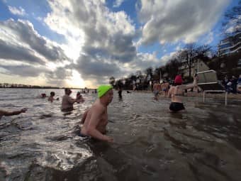 Menschen kommen aus dem 9 Grad warmen Fluss