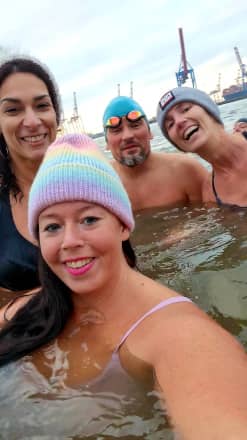 Kaltbader im Elbwasser, um Wärme zu spenden