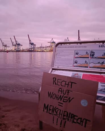 Plakat mit Aufschrift - Recht auf Wohnen = Menschenrecht