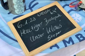 Kreideschild mit Bekanntgabe Wassertemperatur und Patenschaft