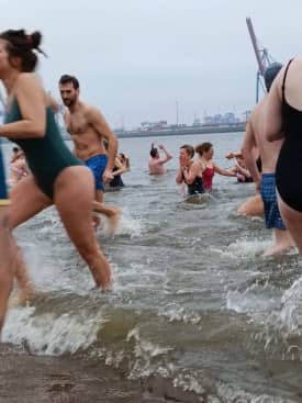 Eisbader stürmen für eine Spendensammlung ins Wasser