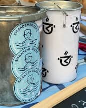 zwei Spendenbüchsen