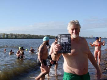 Mann in Badehose und Flyer