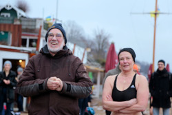 ehrenamtliche Mitarbeiter bei der Eisbadehrenamtliche Mitarbeiter bei der Eisbad-Spendenveranstaltung in Hamburg-Spendenverantstaltung in Hamburg