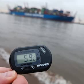 Thermoter zeigt 5,9 Grad Wassertemperatur an