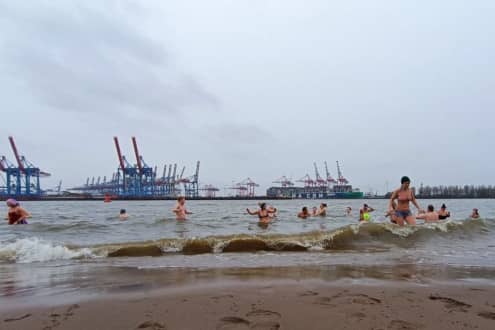 Menschen eisbaden zur Unterstützung des Haarburg Huus