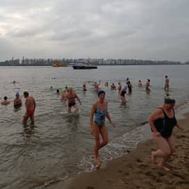 Gruppe von Eisbadern frieren sich den Mors ab