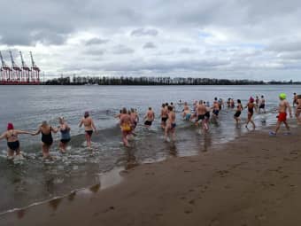 Menschenmasse stürmt im Februar in die Elbe