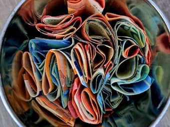 gefaltetes Geld in einer Box