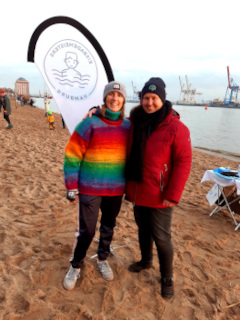 Spaziergängerinnen am Strand