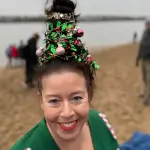Frau mit Weihnachtsschmuck im Haar