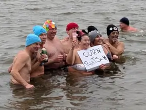 Eisbademeisters wünschen einen Guten Rutsch ins neue Jahr.