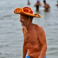 Mann mit mexikanischen Hut im kalten Wasser