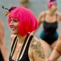 Frau mit pinken Haaren