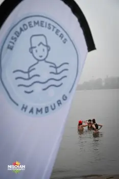 Flagge mit Logo der Eisbademeisters und im HIntergrund drei Eisbaderinnen.