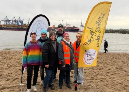 Gruppenfoto: Orgateam der Eisbademeisters Hamburg zusammen mit ehrenamtlichen Mitarbeitern von Engel in den Straßen