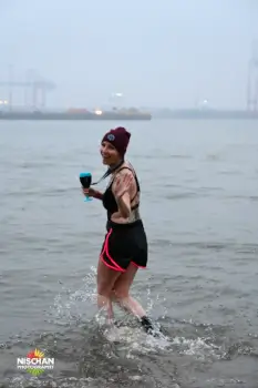 Frau geht für den guten Zweck in die 10 Grad kalte Elbe.