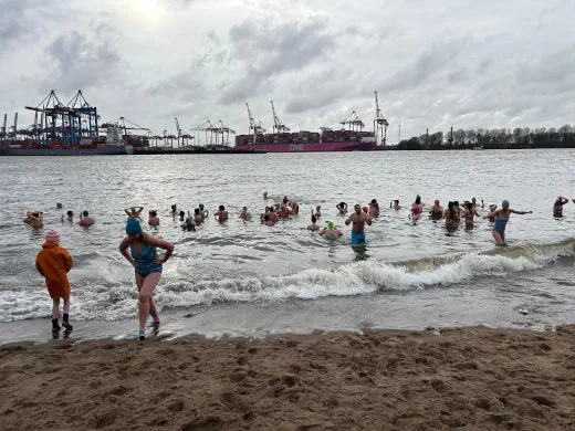 Menschen gehen für obdachlose Jugendliche in die kalten Fluten, um ihnen mit Spenden zu helfen.
