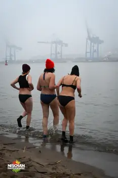 drei Frauen trauen sich ins kalte Wasser für den guten Zweck.