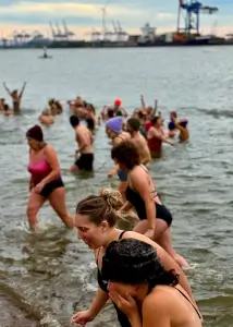 Eisbademeisters kommen strahlend aus der Elbe