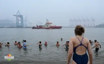 Eisbader spenden Wärme für Verein Abseits im Leben und Pikas.