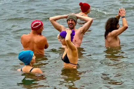 Gruppe von Menschen baden im November in der Elbe