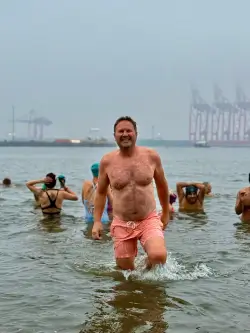 Mann kommt aus der kalten Elbe.