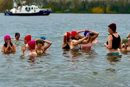 Eisbader für den guten Zweck im kalten Wasser