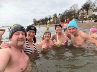 Eisbademeisters-Hamburg in der Elbe