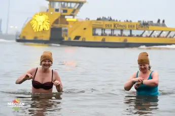 zwei super glückliche Frauen im Kalten Wasser.