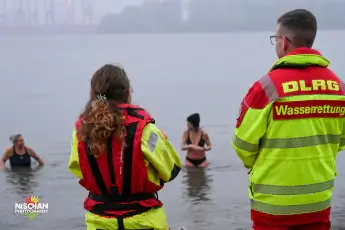 Rettungssanitäter haben ein Auge auf die Eisbademeisters-Hamburg.
