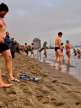 Menschen gehen am 2. Adventswochenende in die Elbe für den guten Zweck.