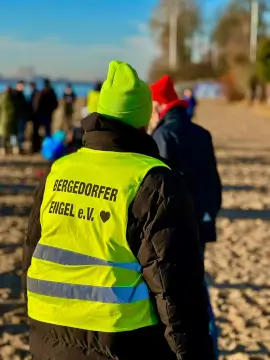Person mit Warnweste und dem Aufdruck Bergedorfer Engel e.V.
