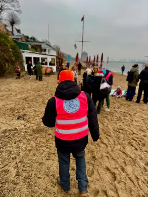 Mann in pinker Weste mit Logo der Eisbademeisters-Hamburg