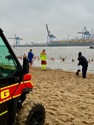 DLRG übernimmt Sicherheit am Elbstrand für die Eisbadeaktion der Eisbademeisters.