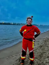 Rettungsfrau mit Weihnachtmütze