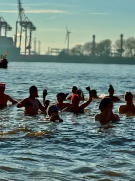 Eisbaden in der Elbe am 2. Weihnachtsfeiertag