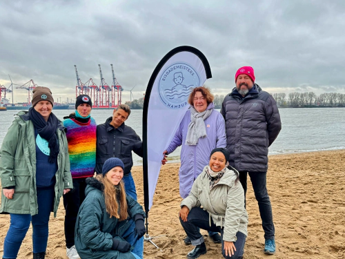 Eisbademeisters Crew mit Mitgliedern der autonomen Frauenhäuser in Hamburg