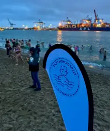 Personen gehen für Verein Mahlzeit in Hamburg in die kalte Elbe