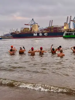 Eisbader im Wasser, um für den Verein Kemenate Spenden zu sammeln.