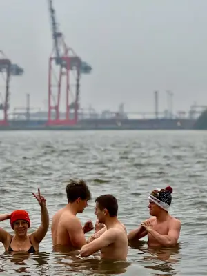 4 Personen bis zu den Schultern im eisigen Wasser