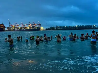 Menschen gehen für den guten Zweck ins kalte Wasser