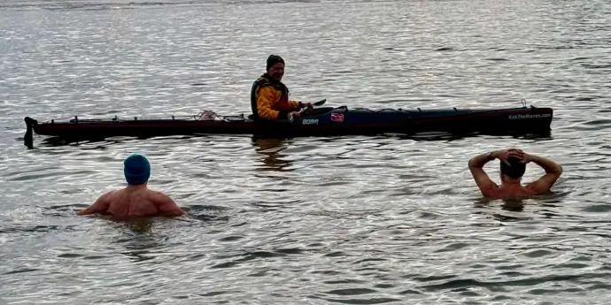 Kanufahrer und zwei Eisbader