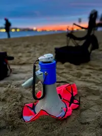 Megaphone auf Warnweste