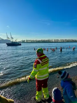 Mann von der Wasserrettung hält Ausschau nach den Badegästen