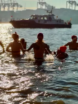 weihnachtliches Eisbad in der Elbe